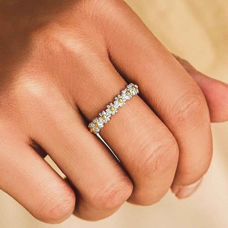 Blossom - Adjustable Daisy Ring Omelia&Oliver Jewels