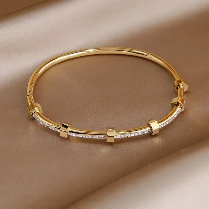 Madison - Gold Moissanite Glow Omelia&Oliver Jewels