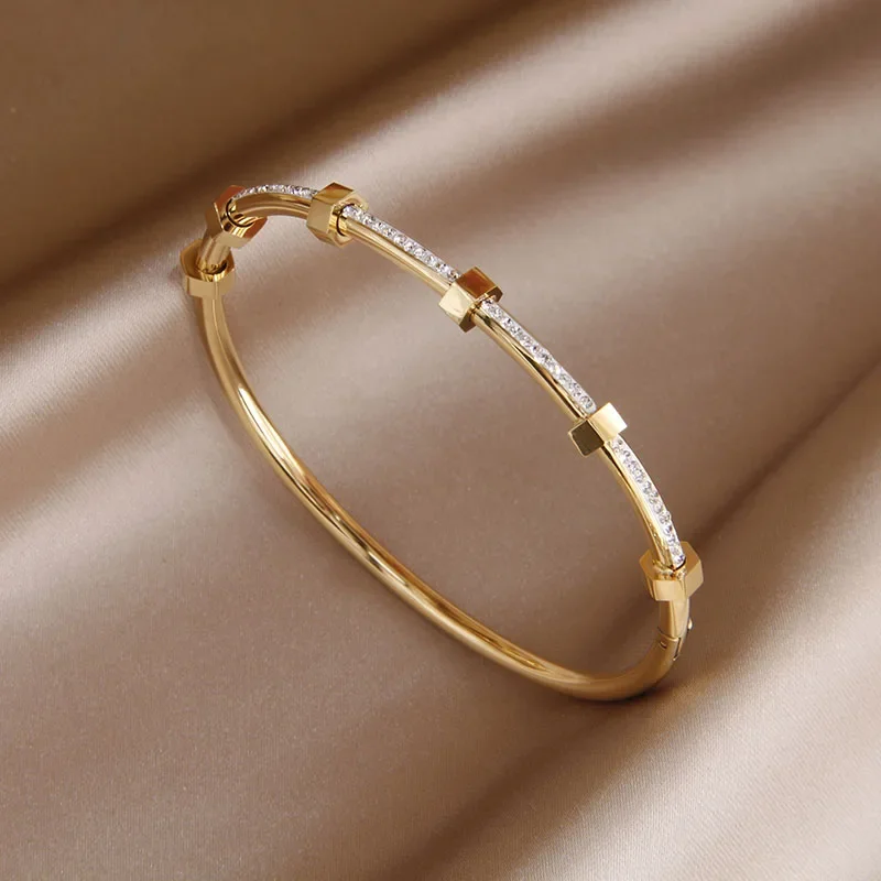 Madison - Gold Moissanite Glow Omelia&Oliver Jewels